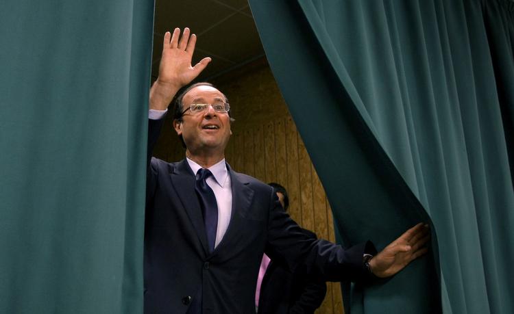 Favorit. 62-årige Martine Aubry og 57-årige François Hollande dyster om at blive socialisternes præsidentkandidat ved valget næste år med Hollande som svag favorit. 
