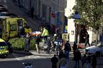 Overfald. Her ved kiosken på hjørnet af Dybbølsgade blev en mand ved højlys dag stukket ned med en kniv. 