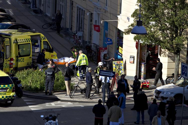 Overfald. Her ved kiosken på hjørnet af Dybbølsgade blev en mand ved højlys dag stukket ned med en kniv. 
