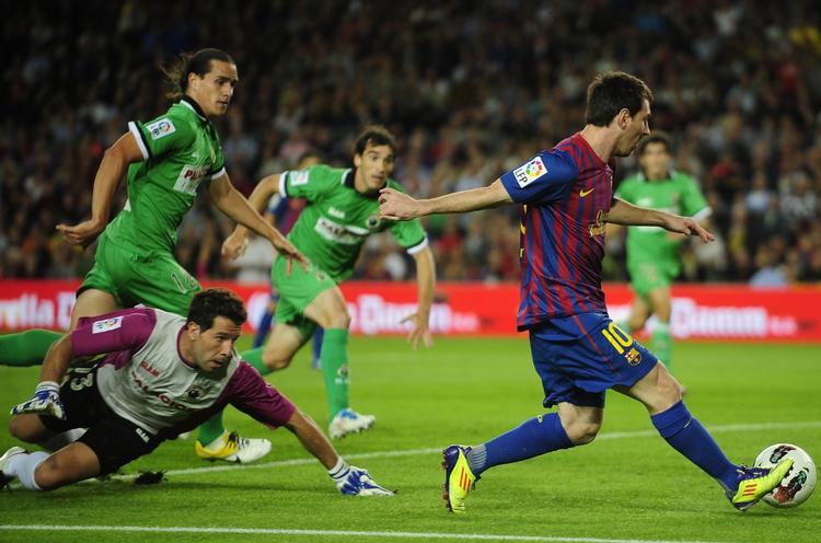 Dobbelt. Lionel Messi noterede sig for to mål, da Racing Santander blev sendt hjem med et klart nederlag. 