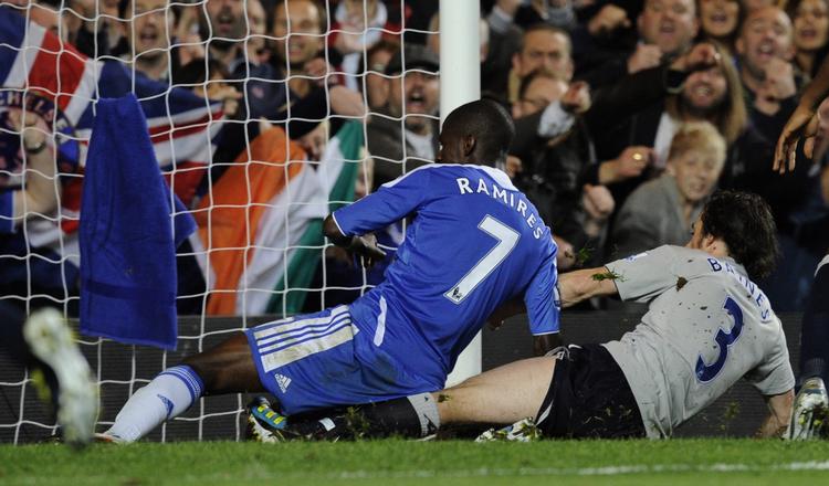 Scoring. Chelseas Ramires tackler Evertons Leighton Baines og scorer det tredje mål for Chelsea i løbet af Premier League-kampen på Stamford Bridge Stadion i London. 