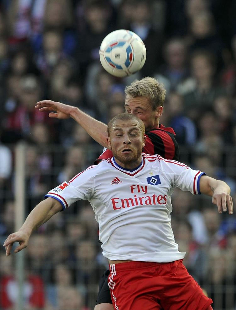 udesejr. Selv om HSV (i hvidt) vandt udekampen i Freiburg, er Frank Arnesens klub fortsat sidst i Bundesligaen. 