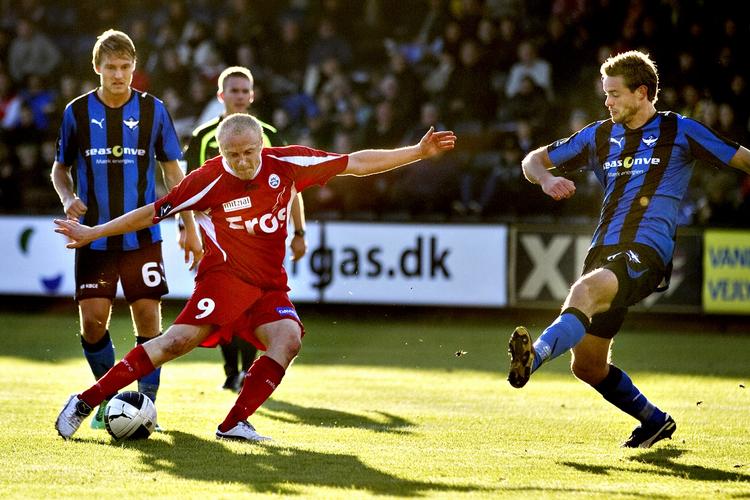 2-0. Med sit første mål i Superligaen siden 29. maj 2004 bragte Tommy Bechmann SønderjyskE på 2-0. 