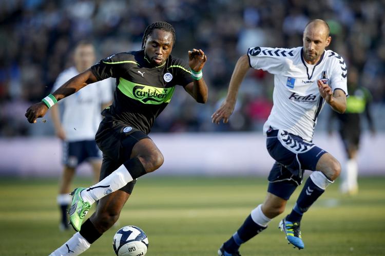 REDDET. Sidst i kampen fik Peter Utaka (tv.) reddet et scoringsforsøg på mållinjen af Atle Roar Håland (th.). 