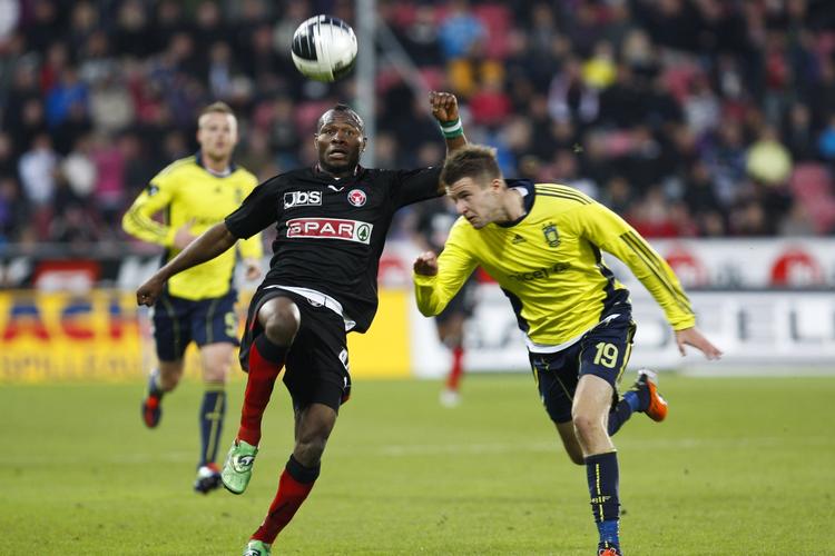 DUELLEN. Daniel Stenderup og Sylvester Igboun i en af de dueller, der var mange af i kampen. 