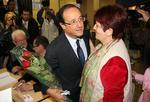 Kandidat. Røde roser bliver også brugt på den franske venstrefløj. Francois Hollande har fået en buket i dagens anledning. 