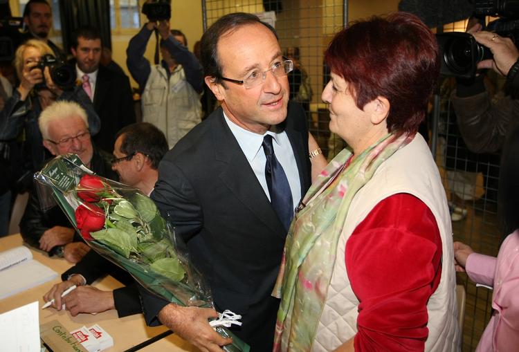 Kandidat. Røde roser bliver også brugt på den franske venstrefløj. Francois Hollande har fået en buket i dagens anledning. 