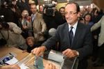Favorit. Francois Hollande afgiver sin stemme på en dag, hvor han levede op til favoritværdigheden. 