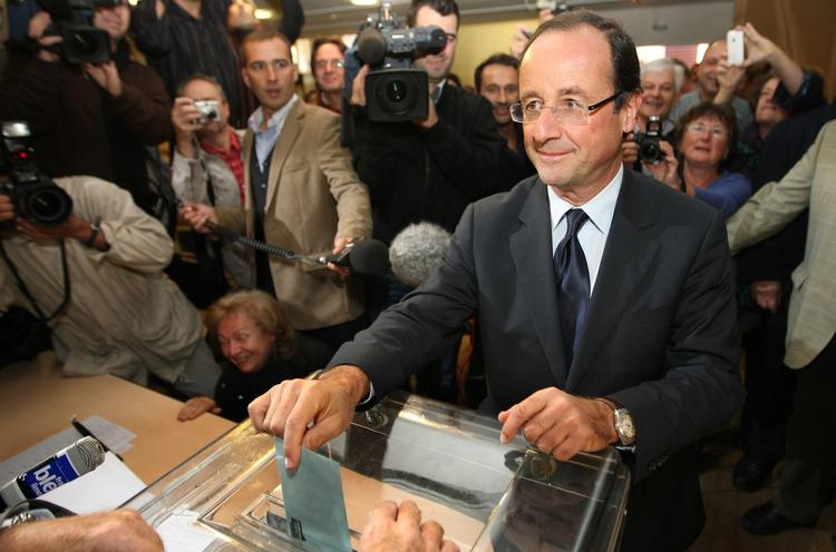 Favorit. Francois Hollande afgiver sin stemme på en dag, hvor han levede op til favoritværdigheden. 