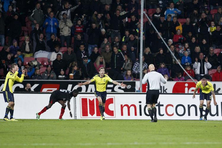 Protester. Brøndby-spillerne reagerede med vantro, da dommer Anders Hermansen pegede på 'pletten'. 