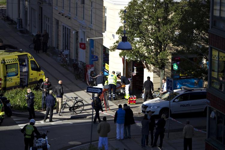 Knivstikkeri. Hjælpen var naturligvis hurtig fremme ved kiosken på Vesterbro, hvor en 24-årig mand blev ramt i halsen af et knivstik. 