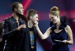 Mediesucces. X-Factor er et af tv-verdenens allerstærkeste brands. Her en situation fra den danske finale i 2010. Finalisten Jesper er flankeret af dommer Remee og værten Signe Muusmann. 