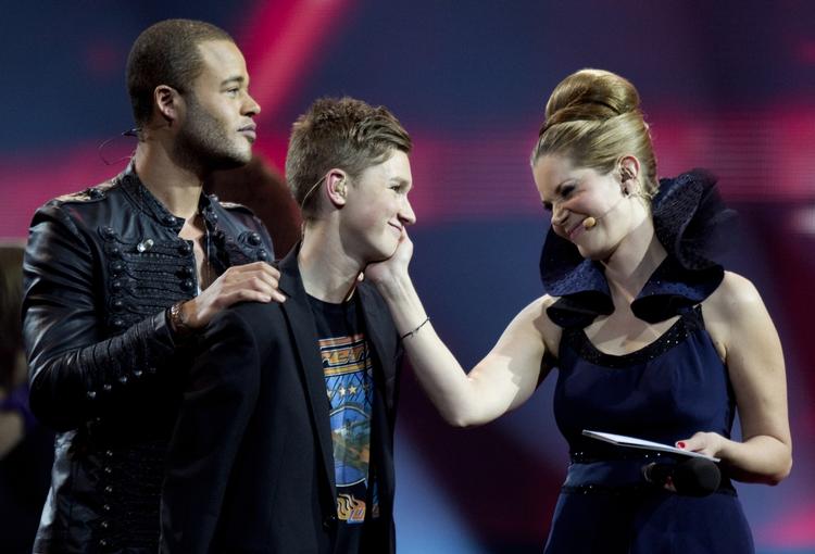 Mediesucces. X-Factor er et af tv-verdenens allerstærkeste brands. Her en situation fra den danske finale i 2010. Finalisten Jesper er flankeret af dommer Remee og værten Signe Muusmann. 