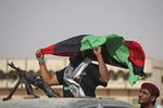 flagdag. En oprørstilhænger lufter det falg, som Libyen brugte, før Gaddafi kom til, ud for Byen Bani Walid. TNC-styrker er netop gået ind i byen, der betragtes som Gaddafis sidste bastion. Billedet her er fra 19. september. 