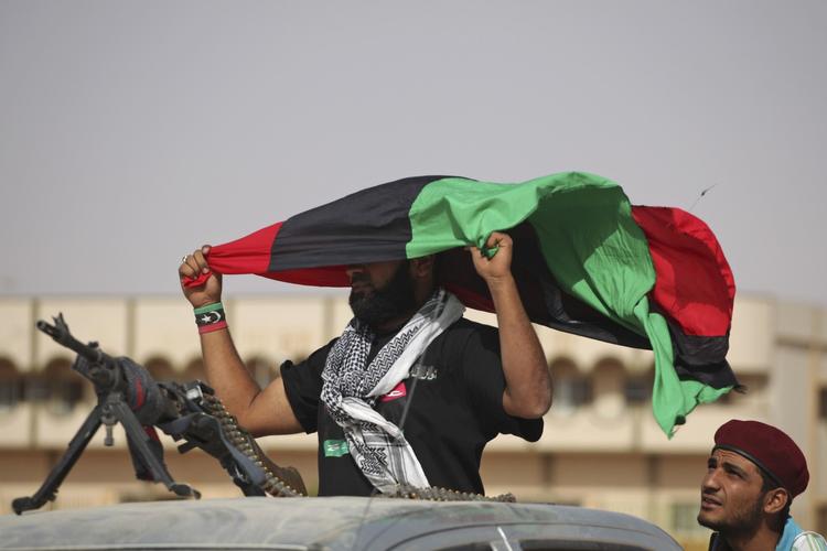 flagdag. En oprørstilhænger lufter det falg, som Libyen brugte, før Gaddafi kom til, ud for Byen Bani Walid. TNC-styrker er netop gået ind i byen, der betragtes som Gaddafis sidste bastion. Billedet her er fra 19. september. 