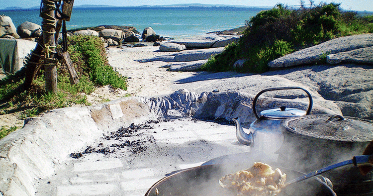 ALT GODT FRA HAVET. Hummer, sild og torsk syder over ilden på stranden i Sydafrika. 
