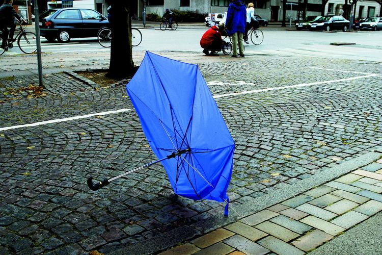 Efterår. Regn og blæst er på vej mod Danmark, varsler meteorologerne. 