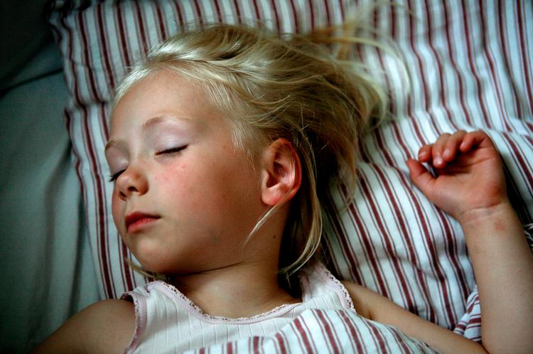 kvalitetstid. Selv om børnene ikke skal op i skole dagen efter, fungerer de bedst, hvis sengetiden er som til hverdag. (Arkivfoto) 