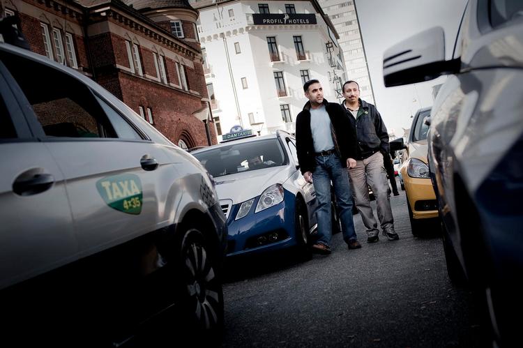 diskrimination. Set i bakspejlet kan Adnan Ahmad ikke huske, at han har haft brug for at kunne en ligning under sin taxi- kørsel. Sammen med kollegaen Sarfraz Salim protesterer hen imod et nyt pointsystem for vognmænd. 