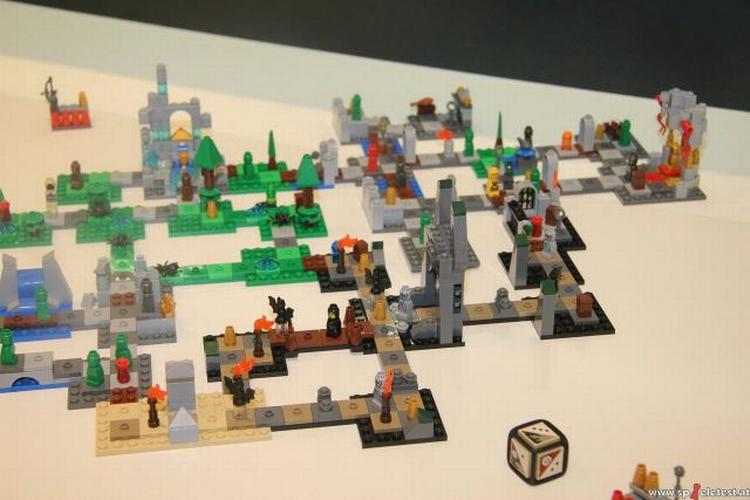 Vinder. LEGO Heroica tager med stor succes spilmekanikker kendt fra computerbaserede rollespil som 'World of Warcraft' og 'Diablo' og koger dem ned til et lettilgængeligt brætspil, der hiver børnene væk fra skærmen og de voksne væk fra fordommene. Sådan lyder juryens begrundelse for vinderen af årets børnebrætspil. 