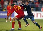 av. Miodrag Dzudovic (t.v.) har trods de blå mærker ondt af Wayne Rooney. 