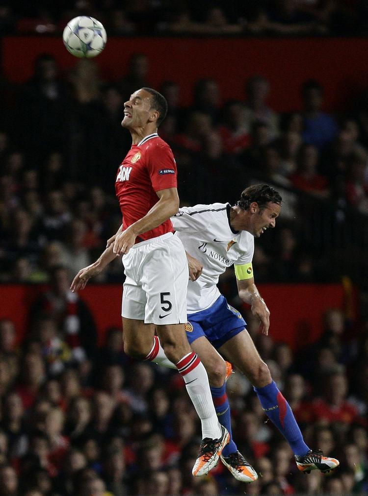 uafgjort. Rio Ferninand (t.v.) og Manchester United var på randen af nederlag i CL mod FC Basel for tre uger siden, men fik hevet et 3-3-resultat hjem i de afgørende minutter af kampen. 