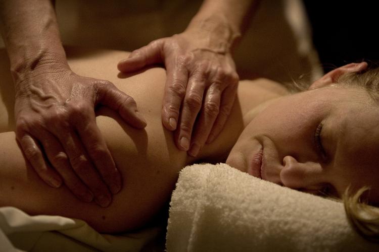 ENS. Et 'knæk' hos kiropraktoren hjælper ikke bedre end træning eller smertestillende medicin. (Arkivfoto) 
