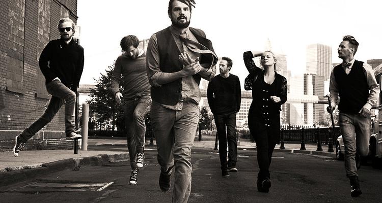 Kollektiv. Alcoholic Faith Mission giver associationer i retning af canadiske Broken Social Scene og Arcade Fire. 