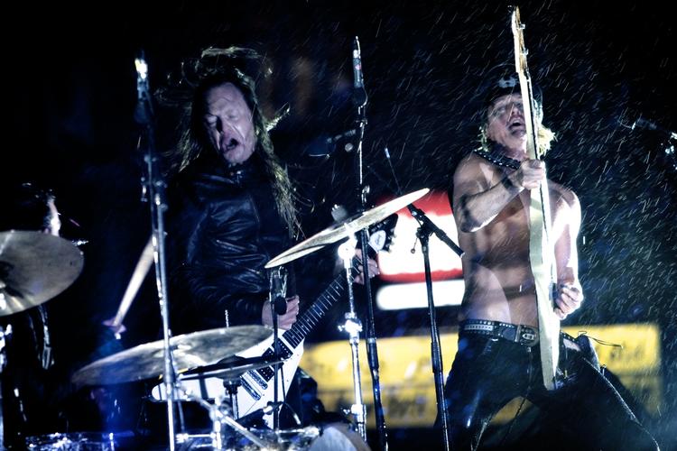 Hanelefant. Jesper Binzer introducerer et nyt tekstunivers: »Hvordan er det med alle de år på bagen og alle de los i røven at stå som en hanelefant i midt-40'erne?« 