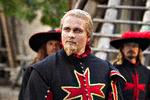 Hvem er denne mand? Her er Carsten Nørgaard  med fipskæg og et sværd i hånden i rollen som Jussac i den premiereaktuelle 'De tre musketerer'. I Hollywood kender de hans telefonnummer og bruger det flittigt. 