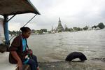 Vandskader. En kvinde sidder ved Chao Phraya-floden i Bangkok. Byen ser ud til at være skånet for de værste oversvømmelser, der ellers har ramt landet. 
