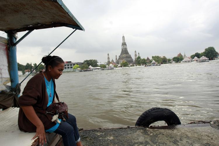 Vandskader. En kvinde sidder ved Chao Phraya-floden i Bangkok. Byen ser ud til at være skånet for de værste oversvømmelser, der ellers har ramt landet. 