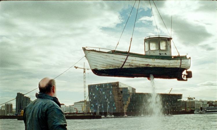 CHOK. Hovedpersonen i Runár Runársson nye film, 'Vulkan', må ydmyget stå og se sin ramponerede fiskerbåd blive trukket op foran Reykjaviks nye, funklende kulturhus. 