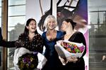 Tillykke. Manuskriptforfatter Lolita Ray (yderst t.v.), Helen Mirren (midten) og Pernilla August ses her ved prisuddelingen. 