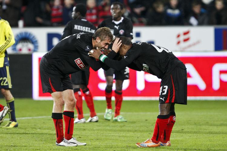 JUBEL. Der var ingen skår i Jakob Poulsens (tv) glæde efter FC Midtjyllands sejr over Brøndby. Her jubler han sammen med holdkammerat Izunna Uzochukwu. 