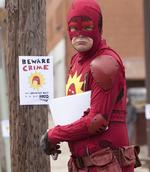 Superhelt? Hovedpersonen i 'Super' syr sig et purpurrødt superheltekostume og bevæbner sig med en skruenøgle, som kan hamre hjernebrasken ind på regulære forbrydere, men også folk, der snyder sig foran i køen og andre. 