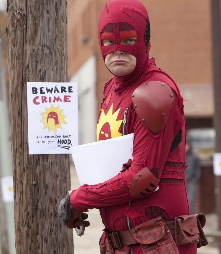 Superhelt? Hovedpersonen i 'Super' syr sig et purpurrødt superheltekostume og bevæbner sig med en skruenøgle, som kan hamre hjernebrasken ind på regulære forbrydere, men også folk, der snyder sig foran i køen og andre. 