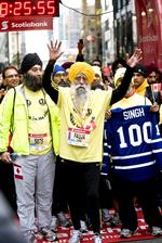 Sejr. 100-årige Fauja Singh løb sig direkte i Guinness Rekordbog, da han gennemførte et maraton. 