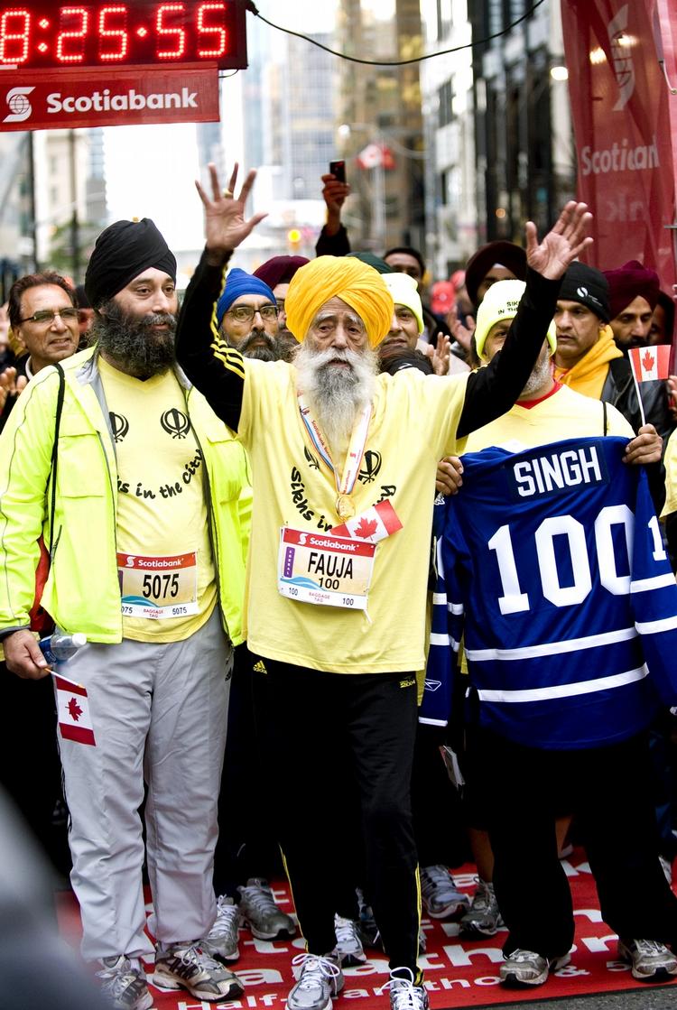 Sejr. 100-årige Fauja Singh løb sig direkte i Guinness Rekordbog, da han gennemførte et maraton. 
