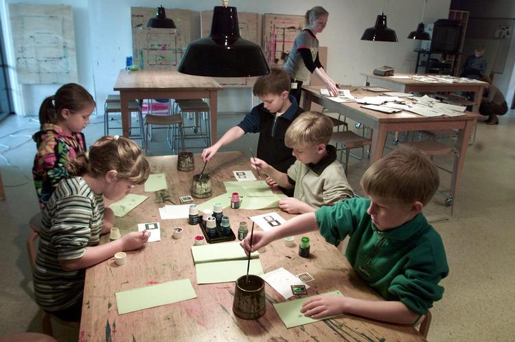 Kreativitet. Det kolde og våde efterårsvejr lokker til aktiviteter indendørs. Over hele landet inviterer museer og biblioteker til kreative værksteder - Tjek har fundet ti af slagsen. Arkivfoto. 