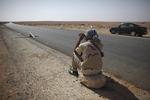 Udkig. Bani Walid har længe holdt stand. Her ses en oprører under belejringen i sidste uge. Han spejder mod ørkenbyen. 