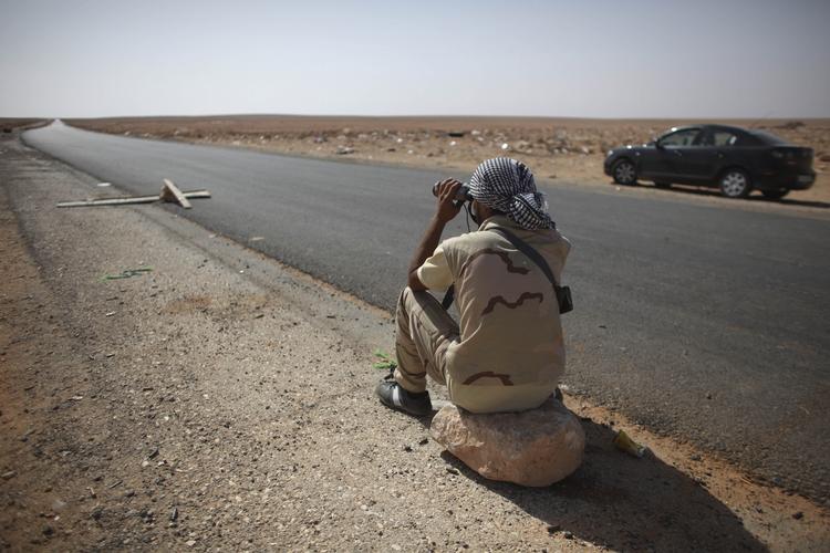 Udkig. Bani Walid har længe holdt stand. Her ses en oprører under belejringen i sidste uge. Han spejder mod ørkenbyen. 