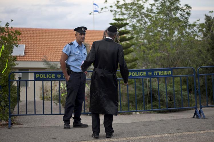 Fredsplan. En ortodoks israeler spørger en betjent om vej. Nu bliver der gjort endnu et forsøg på at skabe fred mellem israelere og palæstinensere. 