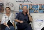 fangeudveksling. Her sidder Aviva og Noam Schalit i deres telt foran ministerpræsidentens hjem i Jerusalem, hvor de har demonstreret for frigivelsen af deres søn, soldaten Gilad Schalit. 