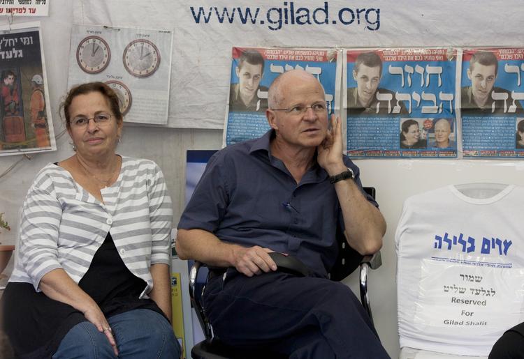 fangeudveksling. Her sidder Aviva og Noam Schalit i deres telt foran ministerpræsidentens hjem i Jerusalem, hvor de har demonstreret for frigivelsen af deres søn, soldaten Gilad Schalit. 