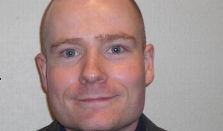 Efterlyst. 30-årige Kasper Leif Smedegaard Knudsen mistænkes for to røverier og overfald på to betjente. 