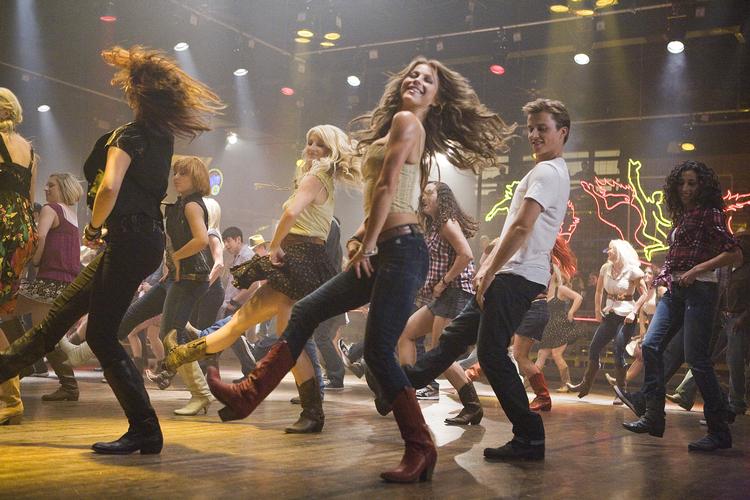 fødder. I den aktuelle genindspilning af 'Footloose' er Kenny Wormalds danserebel mere velfriseret og tæmmet end Kevin Bacons 1984-version. 