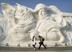 Eksplosion. Asiater og heriblandt kinesere vil rejse mere i fremtiden. På billedet vandrer folk forbi skulpturer til en sne- og isfestival i Harbin, der ligger i det nordøstlige Kina. 