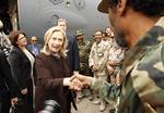 Overraskelsesbesøg. Hillary Clinton hilser på libyske soldater kort efter ankomsten til Tripoli. 