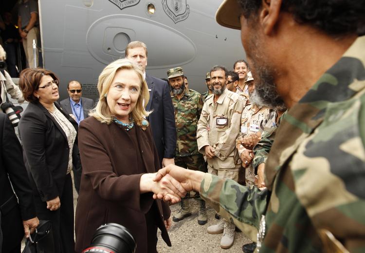 Overraskelsesbesøg. Hillary Clinton hilser på libyske soldater kort efter ankomsten til Tripoli. 